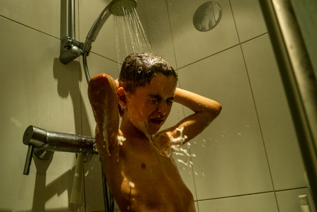 jongen neemt douche