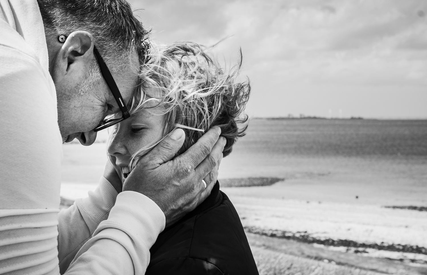 liefde vader dochter zee strand zwart wit