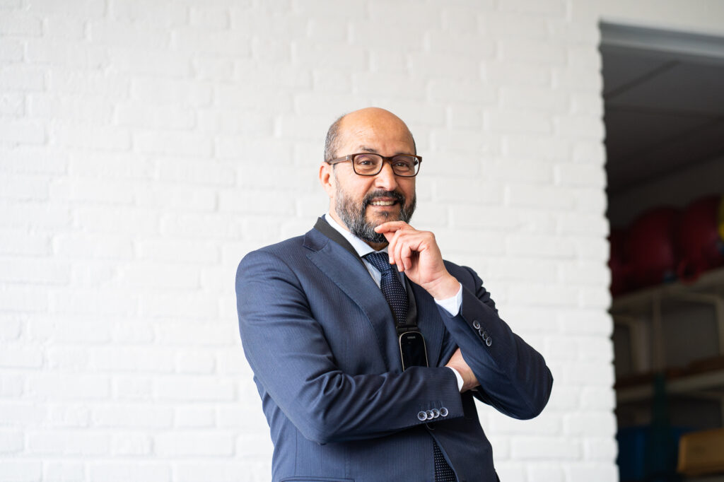 ahmed marcouch in gesprek luisterend